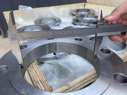 Flanche di acciaio di saldatura rivestite con olio di classe 300 per l'installazione di tubazioni industriali