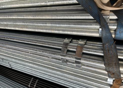 Tubo di acciaio galvanizzato ERW lunghezza 12M con tappi utilizzati nel trasporto di petrolio / gas naturale