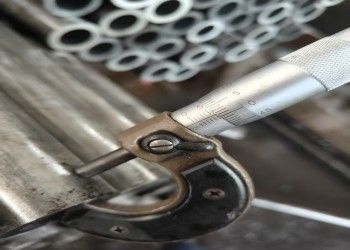 Tubo in acciaio senza saldatura per estrusione a caldo con servizio di taglio